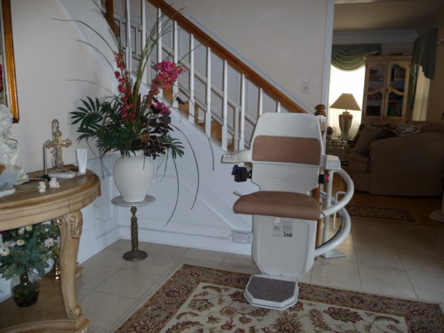 Blending with this beautiful decor the Stannah 260 is parked off the staircase with a tight 180 degree rail start.